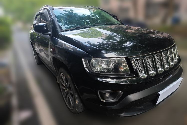 Used Jeep Compass 2014 2.0L two-wheel drive luxury version Front Right 45 Deg