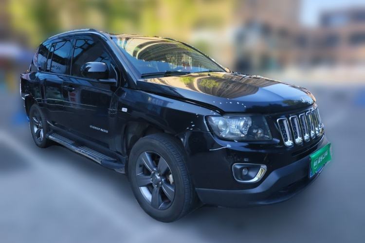 Used Jeep Compass 2014 2.4L Four-Wheel Drive Serpentine Collection Edition Front Right 45 Deg
