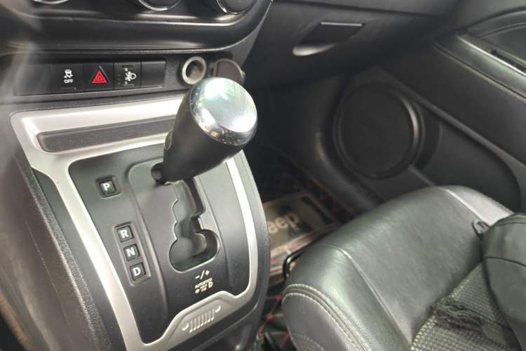 Used Jeep Compass 2014 Revised Version 2.4L Four-Wheel Drive Comfort Edition Gear Lever