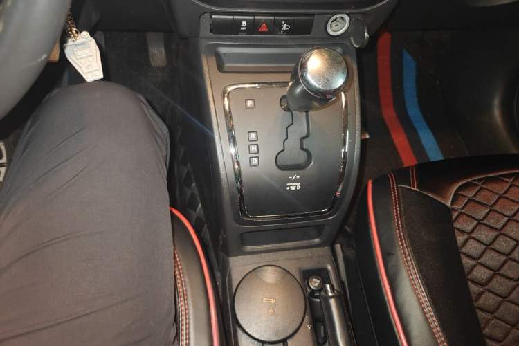 Used Jeep Compass 2014 Revised Version 2.4L Four-Wheel Drive Comfort Edition Gear Lever