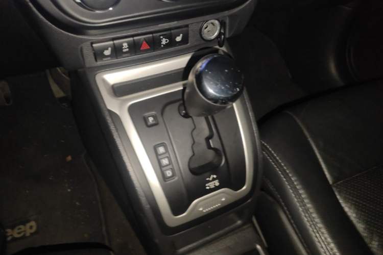 Used Jeep Compass 2014 2.0L two-wheel drive luxury version Gear Lever