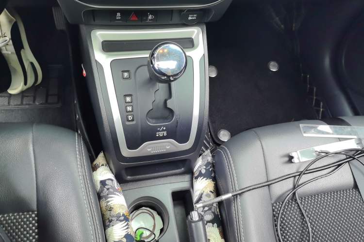 Used Jeep Compass 2014 2.4L four-wheel drive sport version Gear Lever
