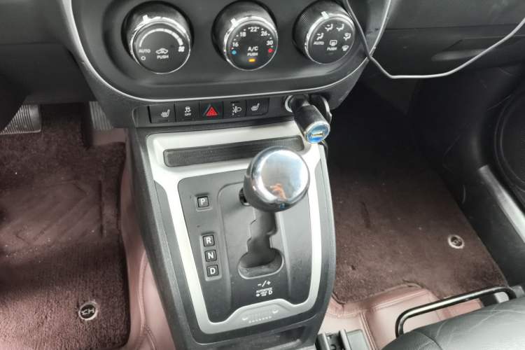 Used Jeep Compass 2014 2.4L four-wheel drive luxury version Gear Lever