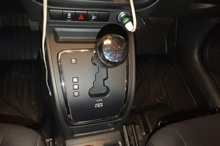 Used Jeep Compass 2014 2.0L two-wheel drive sport version Gear Lever