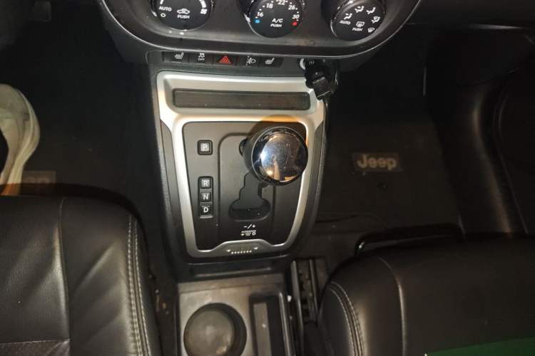Used Jeep Compass 2014 Revised Version 2.0L Two-Wheel Drive Elite Edition Gear Lever