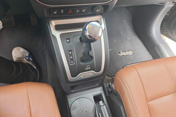 Used Jeep Compass 2014 2.4L four-wheel drive luxury version Gear Lever
