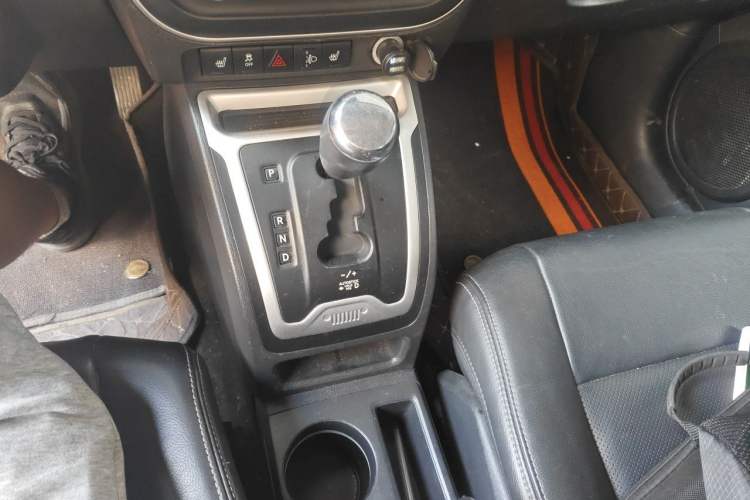 Used Jeep Compass 2014 2.4L four-wheel drive luxury version Gear Lever