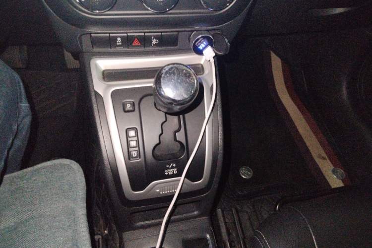 Used Jeep Compass 2014 Revised Version 2.4L Four-Wheel Drive Comfort Edition Gear Lever