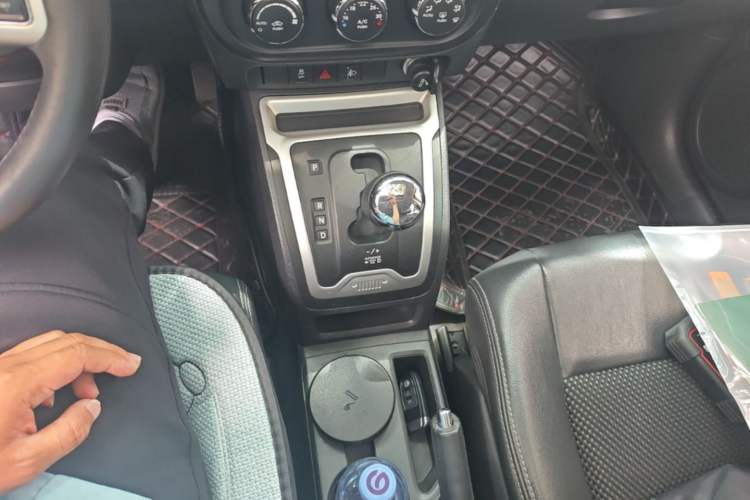 Used Jeep Compass 2014 Revised Version 2.4L Four-Wheel Drive Comfort Edition Gear Lever
