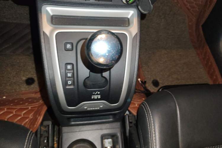 Used Jeep Compass 2014 2.4L four-wheel drive sport version Gear Lever