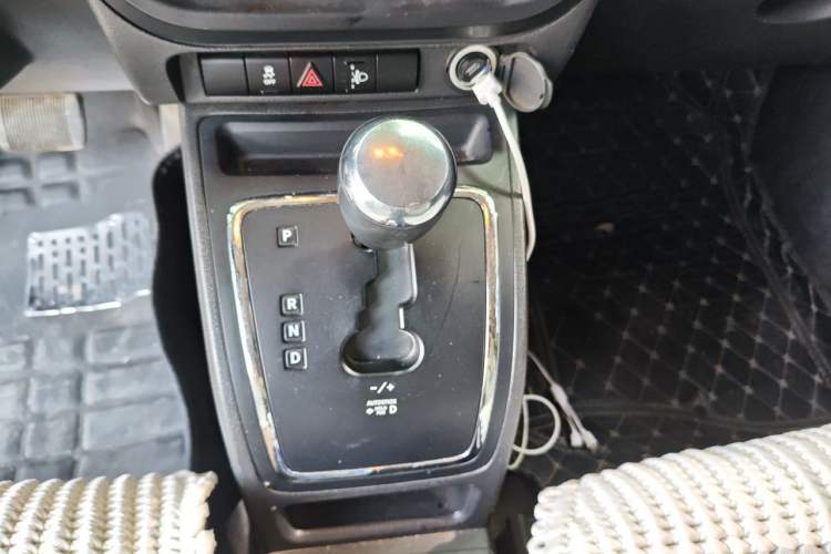 Used Jeep Compass 2014 2.4L four-wheel drive sport version Gear Lever