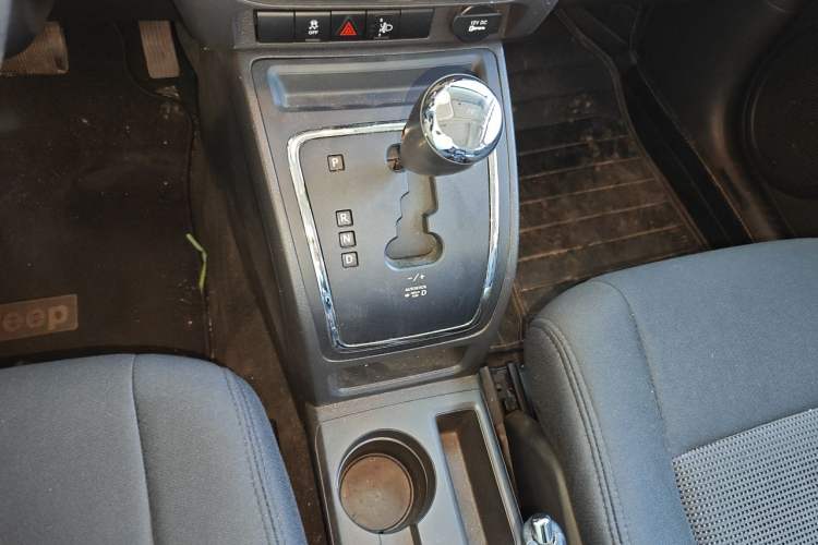 Used Jeep Compass 2014 2.4L four-wheel drive sport version Gear Lever