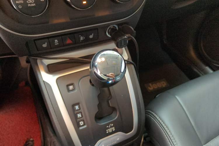 Used Jeep Compass 2014 2.4L four-wheel drive luxury version Gear Lever