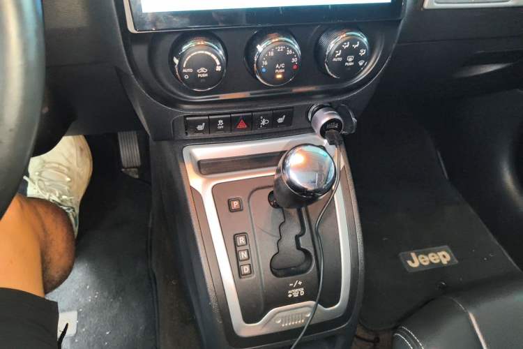 Used Jeep Compass 2014 2.0L two-wheel drive luxury version Gear Lever