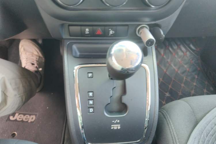 Used Jeep Compass 2014 2.0L two-wheel drive sport version Gear Lever