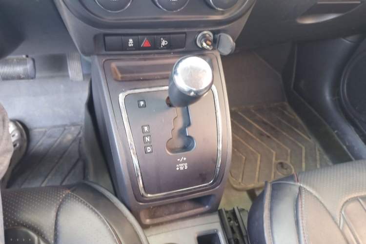 Used Jeep Compass 2014 2.0L two-wheel drive sport version Gear Lever