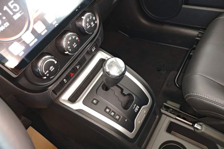 Used Jeep Compass 2014 Revised Version 2.4L Four-Wheel Drive Comfort Edition Gear Lever