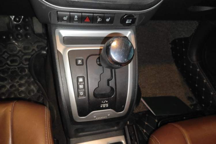 Used Jeep Compass 2014 2.4L four-wheel drive luxury navigation version Gear Lever