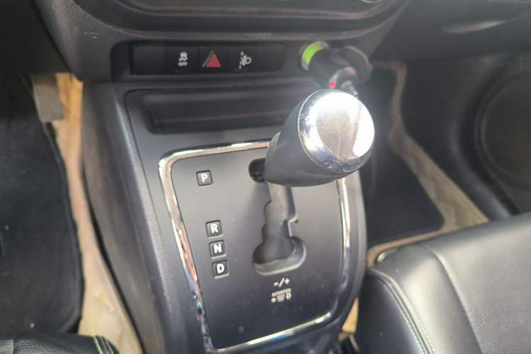 Used Jeep Compass 2014 2.0L two-wheel drive sport version Gear Lever