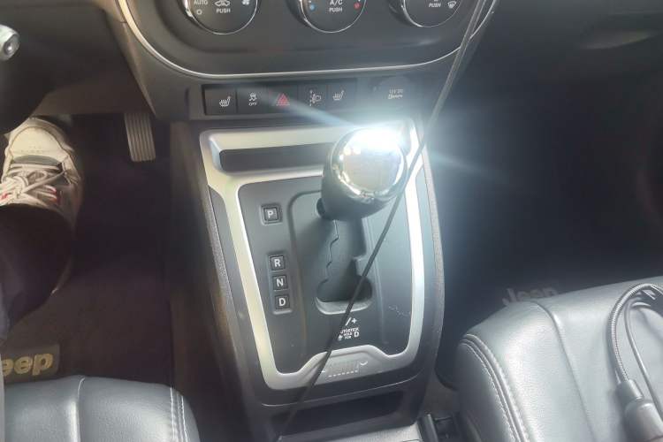 Used Jeep Compass 2014 2.0L two-wheel drive luxury version Gear Lever