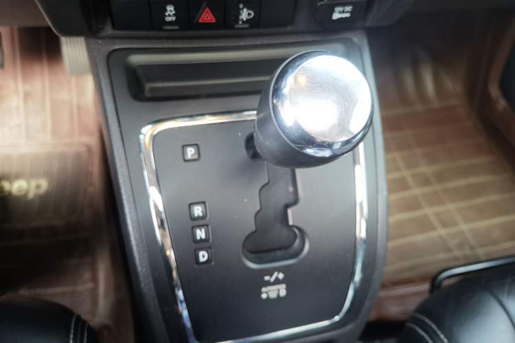 Used Jeep Compass 2014 2.4L four-wheel drive sport version Gear Lever