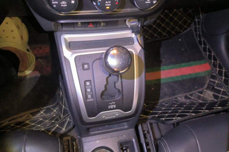 Used Jeep Compass 2014 2.4L four-wheel drive sport version Gear Lever