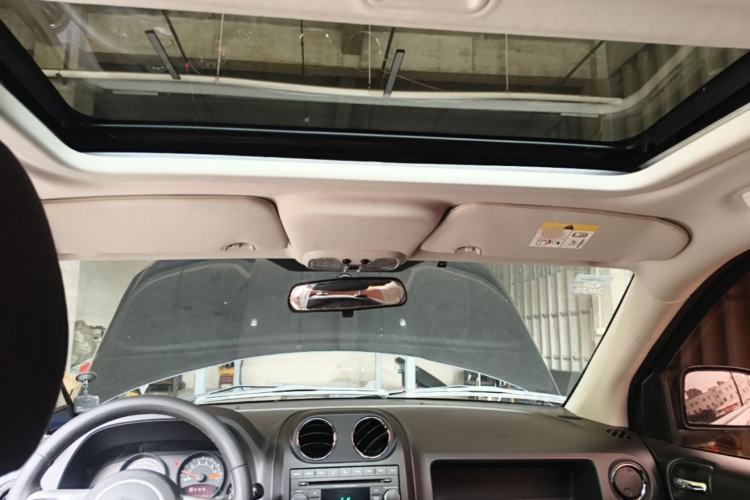 Used Jeep Compass 2014 2.0L two-wheel drive sport version Headliner