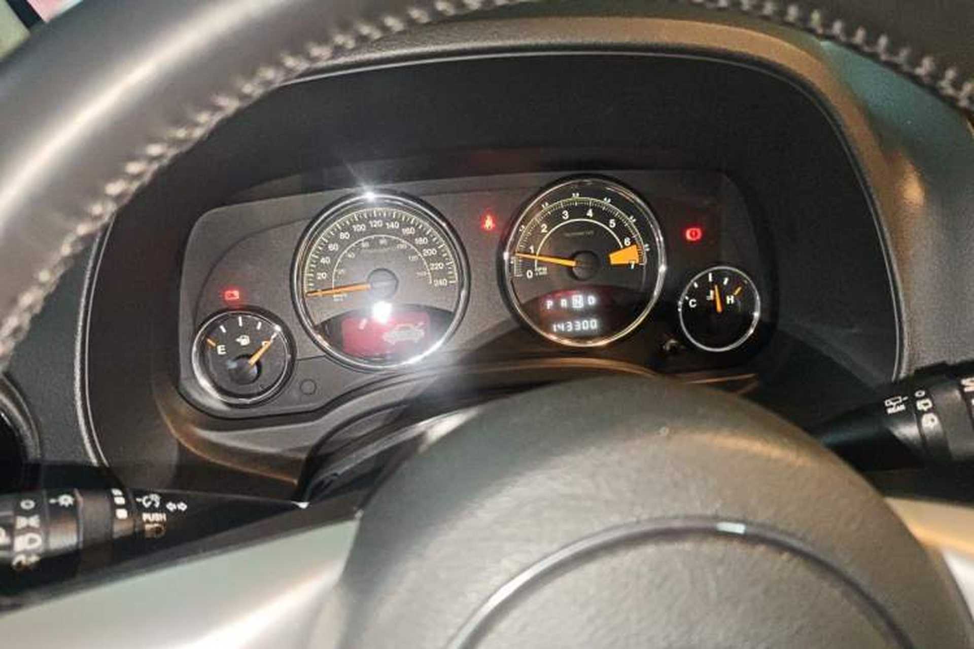 Used Jeep Compass 2014 2.4L four-wheel drive luxury version Instrument Cluster