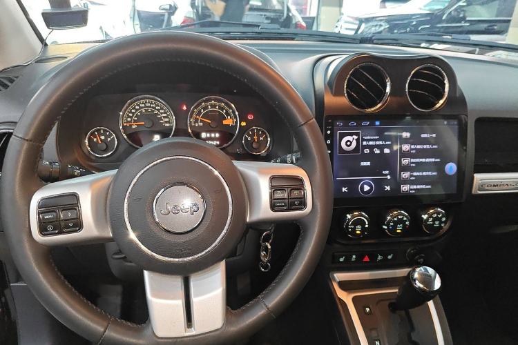 Used Jeep Compass 2014 2.0L two-wheel drive luxury version Interior 2