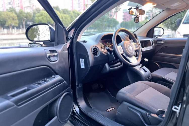 Used Jeep Compass 2014 Revised Version 2.0L Two-Wheel Drive Entry-Level Edition Interior 3