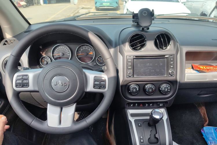 Used Jeep Compass 2014 Revised Version 2.0L Two-Wheel Drive Elite Edition Interior 3