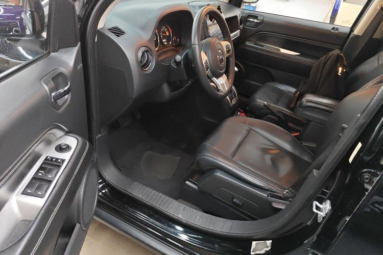Used Jeep Compass 2014 2.0L two-wheel drive luxury version Interior 3