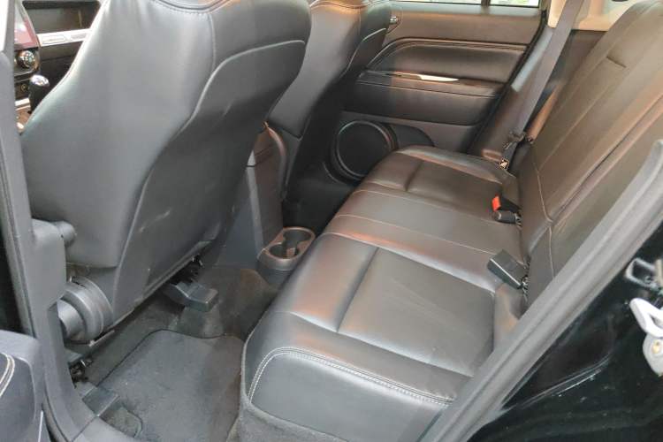 Used Jeep Compass 2014 2.0L two-wheel drive luxury version Interior 4