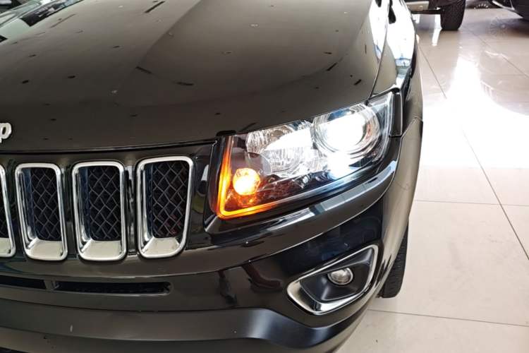 Used Jeep Compass 2014 Revised Version 2.4L Four-Wheel Drive Comfort Edition Left Front Headlight