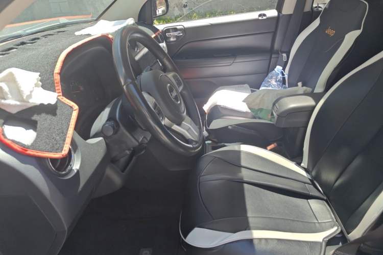 Used Jeep Compass 2014 2.0L two-wheel drive sport version Left Front Seat