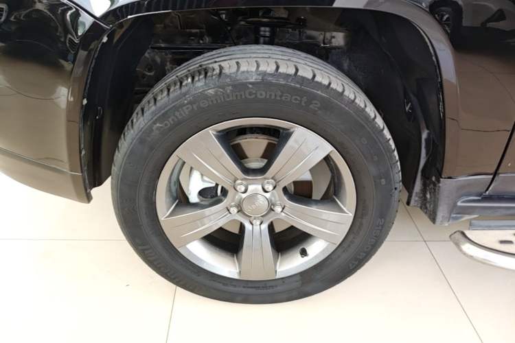 Used Jeep Compass 2014 Revised Version 2.4L Four-Wheel Drive Comfort Edition Left Front Wheel Hub