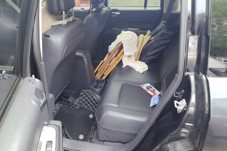 Used Jeep Compass 2014 2.4L four-wheel drive sport version Left Rear Seat