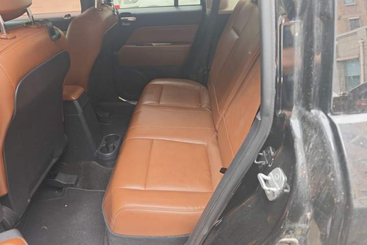Used Jeep Compass 2014 2.4L four-wheel drive luxury version Left Rear Seat