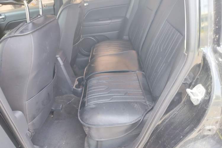 Used Jeep Compass 2014 2.0L two-wheel drive sport version Left Rear Seat