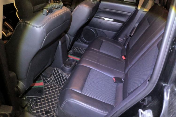 Used Jeep Compass 2014 2.4L four-wheel drive sport version Left Rear Seat