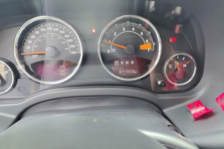 Used Jeep Compass 2014 2.4L four-wheel drive sport version Odometer Close Up