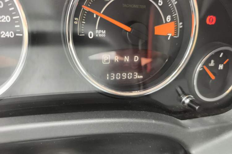 Used Jeep Compass 2014 2.4L four-wheel drive luxury version Odometer Close Up