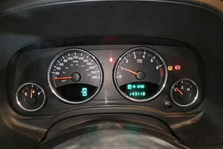 Used Jeep Compass 2014 2.4L four-wheel drive sport version Odometer Close Up