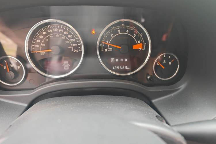 Used Jeep Compass 2014 2.4L four-wheel drive luxury version Odometer Close Up