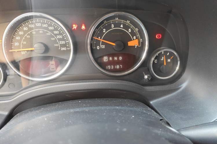 Used Jeep Compass 2014 2.4L four-wheel drive luxury version Odometer Close Up
