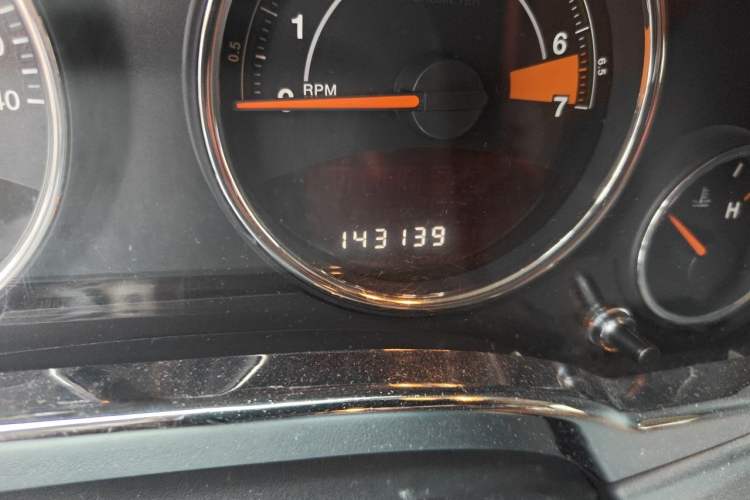 Used Jeep Compass 2014 2.4L four-wheel drive luxury navigation version Odometer Close Up