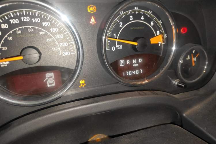 Used Jeep Compass 2014 2.4L four-wheel drive luxury navigation version Odometer Close Up