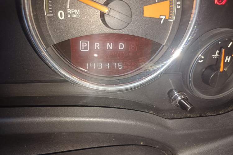 Used Jeep Compass 2014 2.4L four-wheel drive luxury version Odometer Close Up