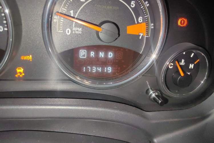 Used Jeep Compass 2014 2.4L four-wheel drive luxury version Odometer Close Up