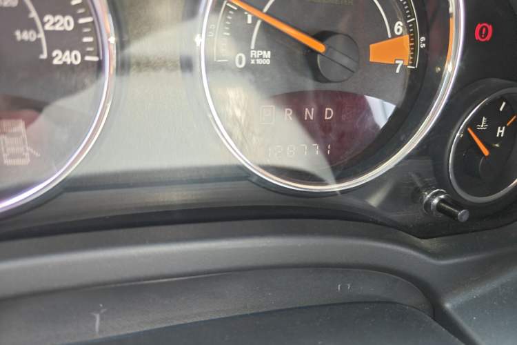 Used Jeep Compass 2014 2.4L Four-Wheel Drive Serpentine Collection Edition Odometer Close Up